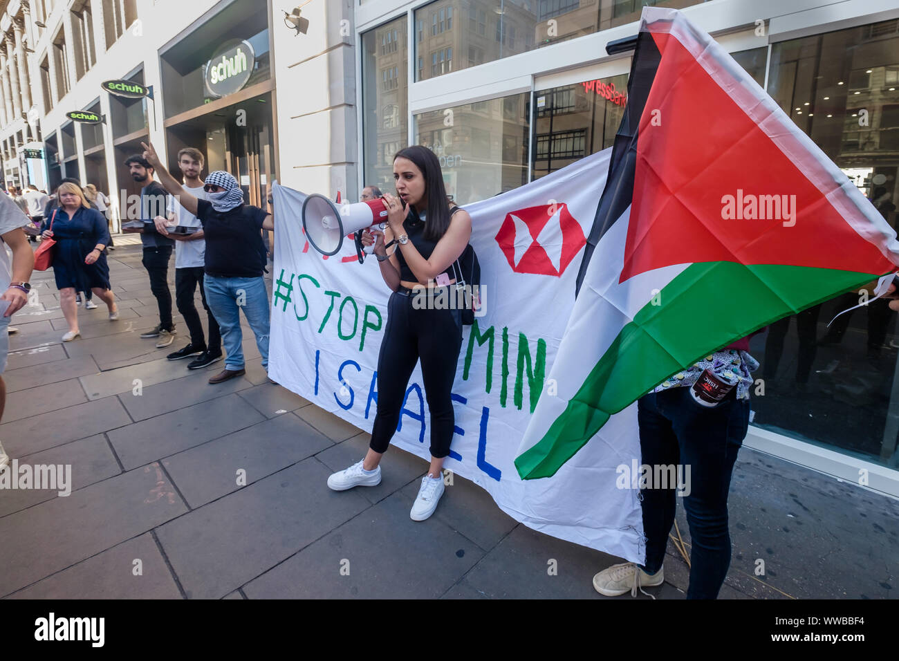 Londra, Regno Unito. 14 settembre 2019. I dimostranti fuori Oxford St filiale della banca HSBC chiamare su di esso per interrompere il suo supporto di militari e di aziende tecnologiche che vendono armi e attrezzature di Israele per essere utilizzate contro i palestinesi. HSBC ha ceduto da Israele la privata più grande azienda di armi, ma ancora possiede partecipazioni in Caterpillar che alimenta i bulldozer a distruggere case palestinesi e la costruzione illegale settlemetns apartheid. Credito: Peter Marshall / Alamy Live News Foto Stock