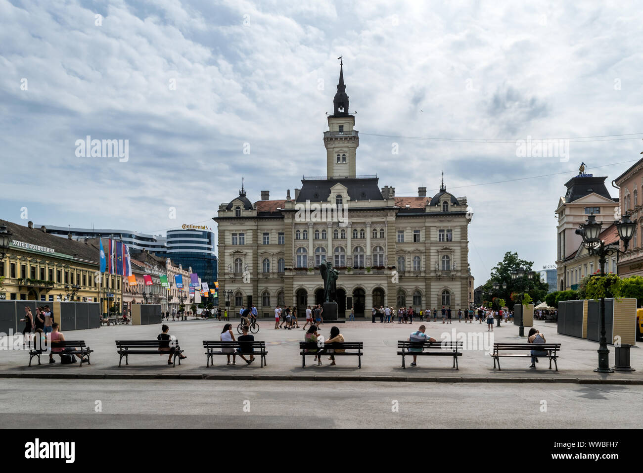 NOVI SAD SERBIA - Luglio 7, Novi Sad - Piazza della Libertà il giorno di Exit Festival. Novi Sad è la seconda città più grande in Serbia,costruito nel 1895. Novi Sa Foto Stock