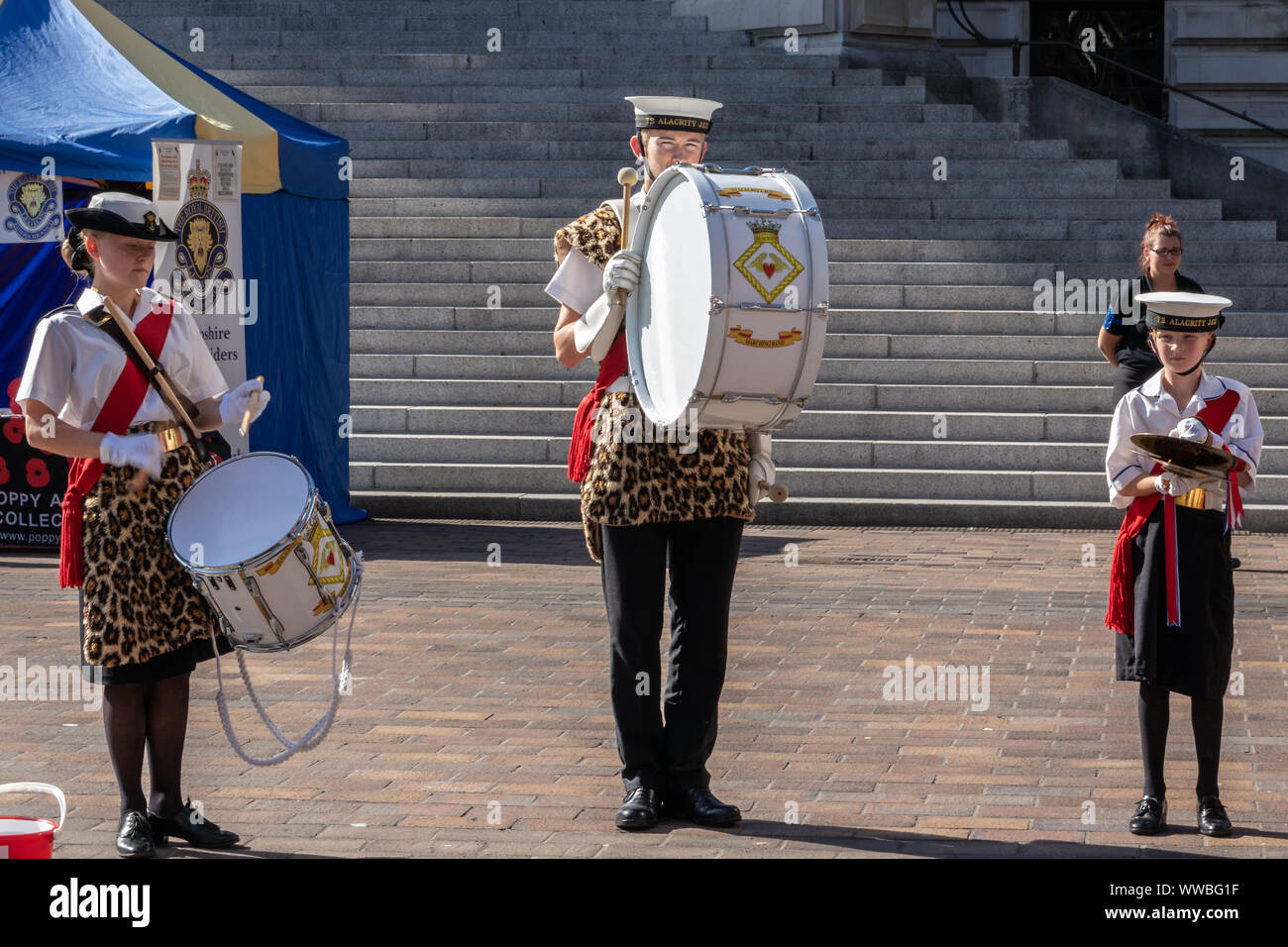 Un mare di cadet band che suona i tamburi e i simboli a un open air display Foto Stock