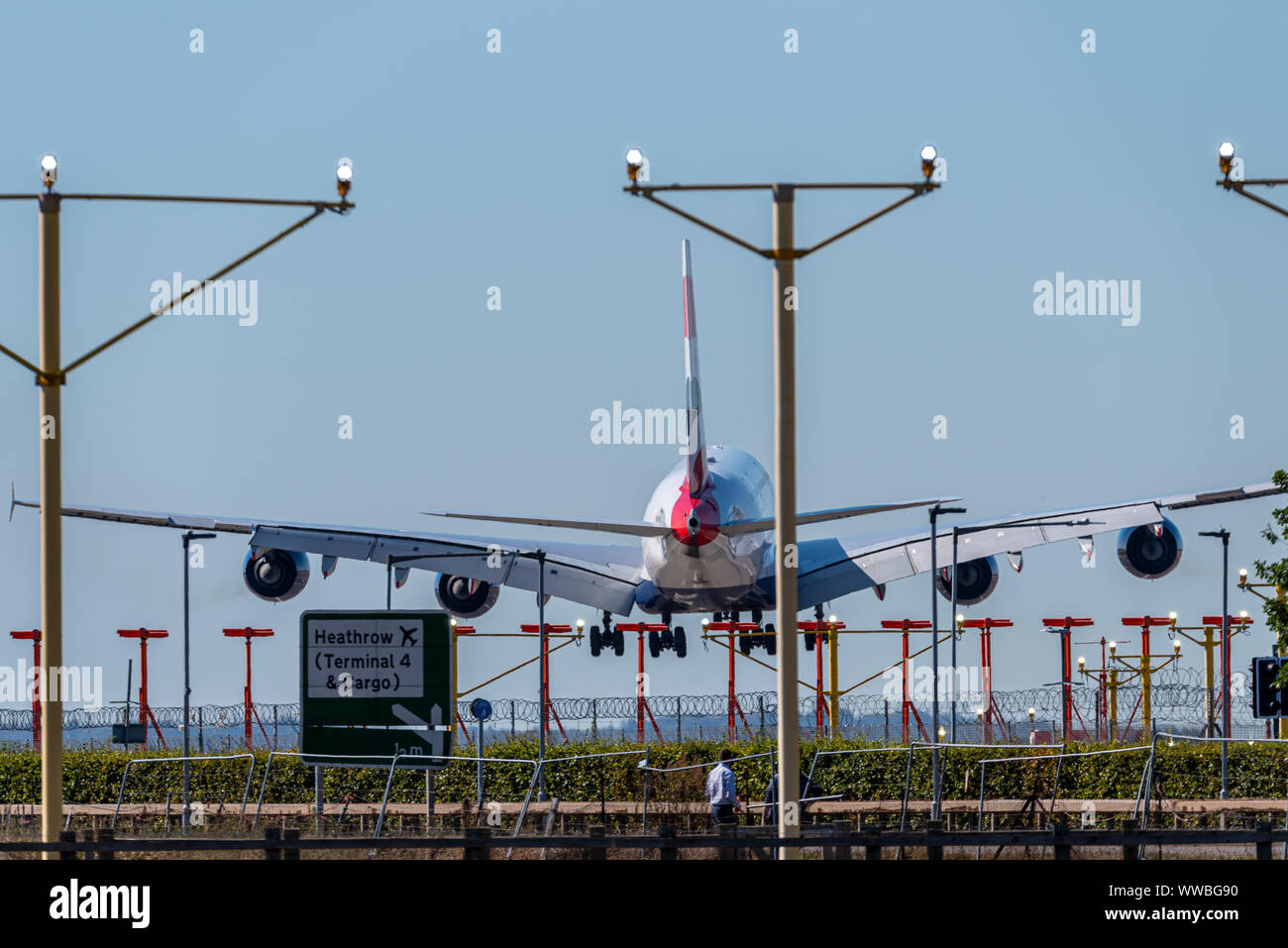 L'aereo di linea A380 della British Airways atterra all'aeroporto di Londra Heathrow a Hounslow, Londra, Regno Unito con luci di avvicinamento alla pista. R30 Foto Stock