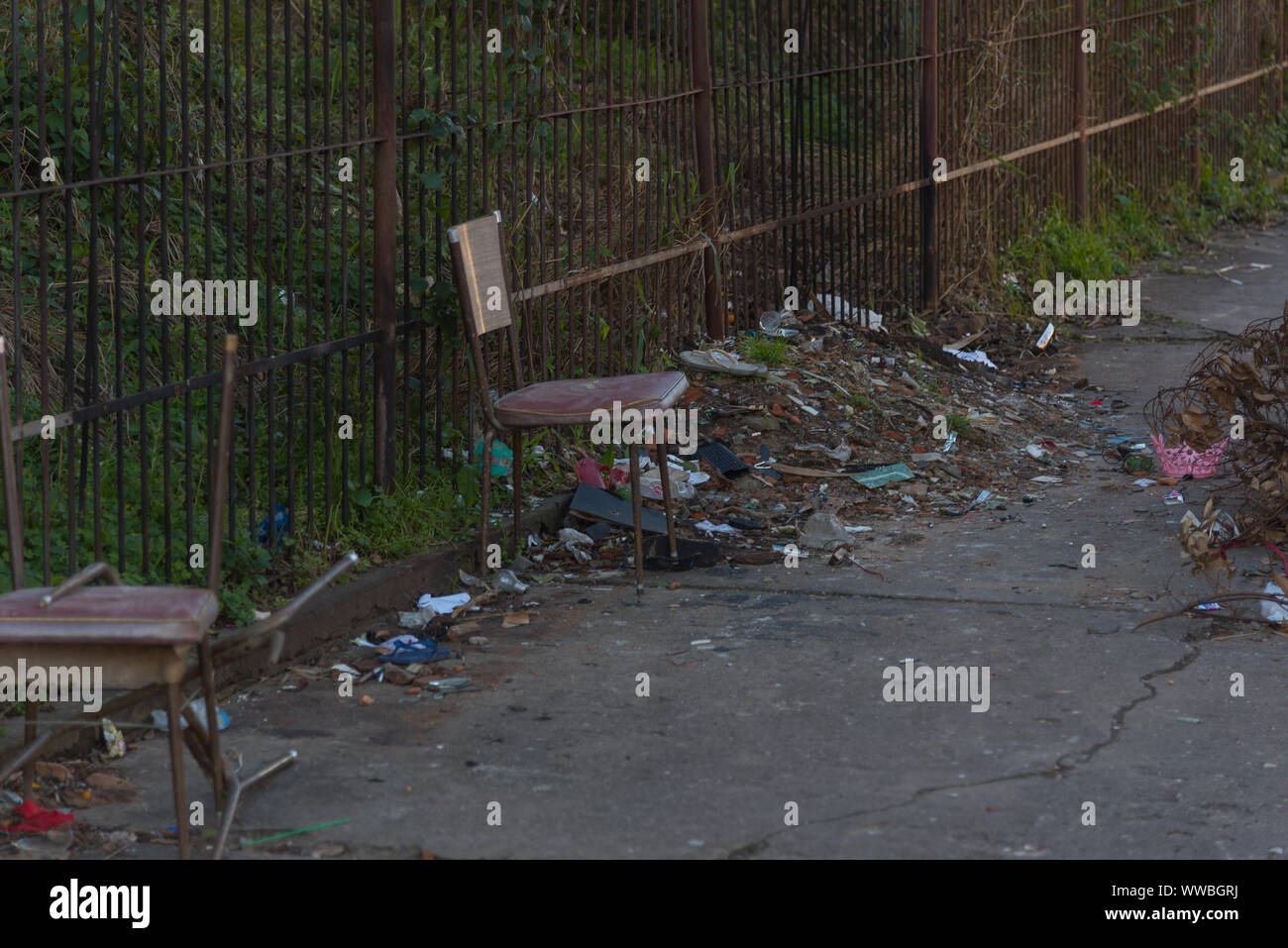 Rifiuti urbani che ha giocato in una strada di città del Brasile. Varie sedie e i rifiuti vengono visualizzati come rifiuti urbani smaltimento. Catastrofe ecologica e la mancanza di consapevolezza Foto Stock