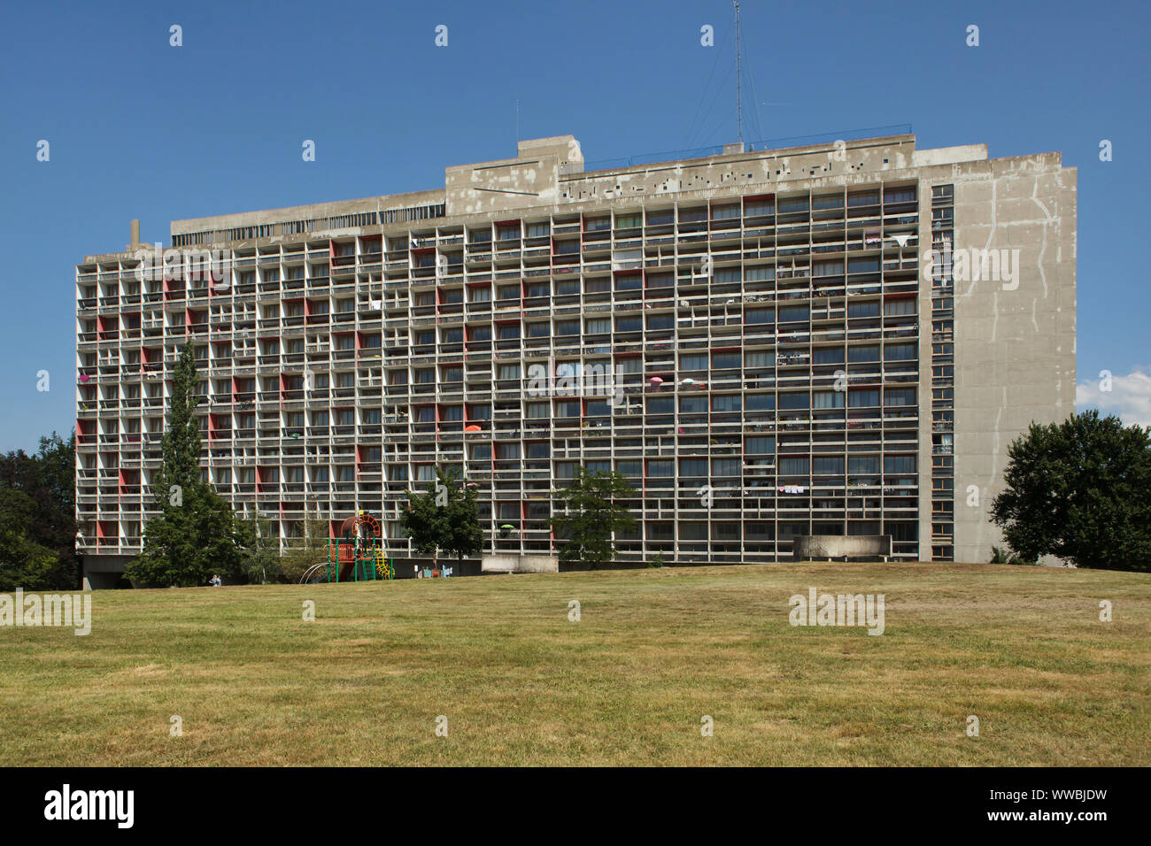 Modernista edificio residenziale Unité d'Habitation (scatola) progettato dall architetto svizzero Le Corbusier (1964) in Firminy vicino a Lione, Francia. Foto Stock