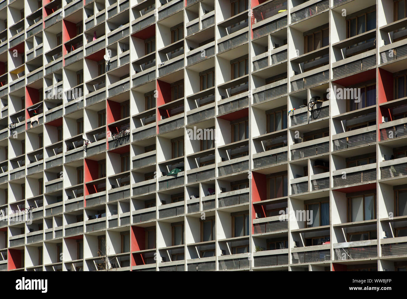 La facciata della modernista edificio residenziale Unité d'Habitation ( scatola) progettato da Swiss modernista architetto Le Corbusier (1964) in  Firminy vicino a Lione, Francia Foto stock - Alamy