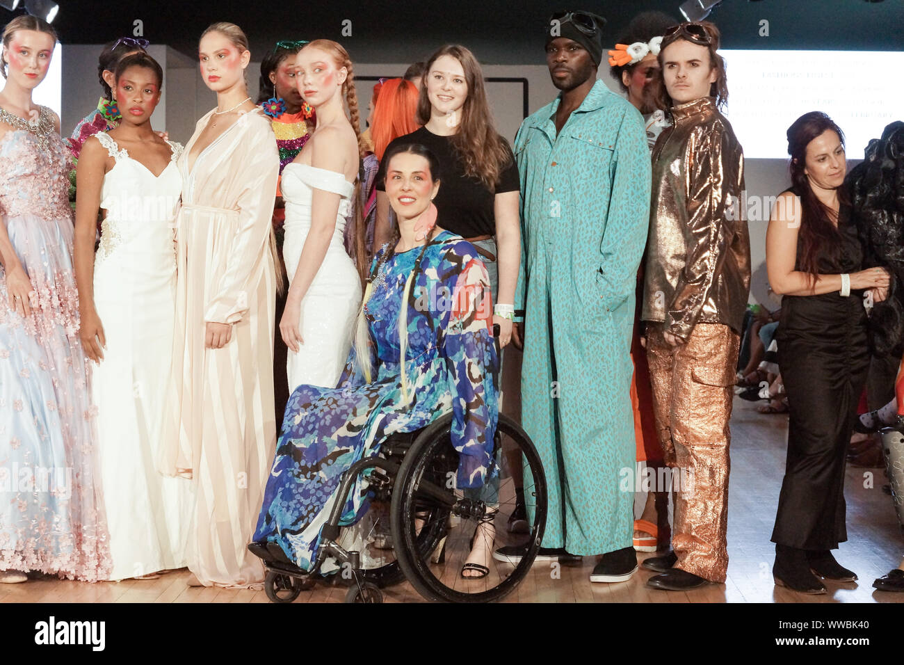 Londra, Regno Unito. Xiv Sep, 2019. LFW fuori programma ventesima stagione di moda più pregiati. Pista mostra pop up negozi e parliamo di moda con Nicky Hambleton-Jones. come pure il principe Harry lookalike Rhys Whittock. Credito: Peter Hogan/Alamy Live News Foto Stock