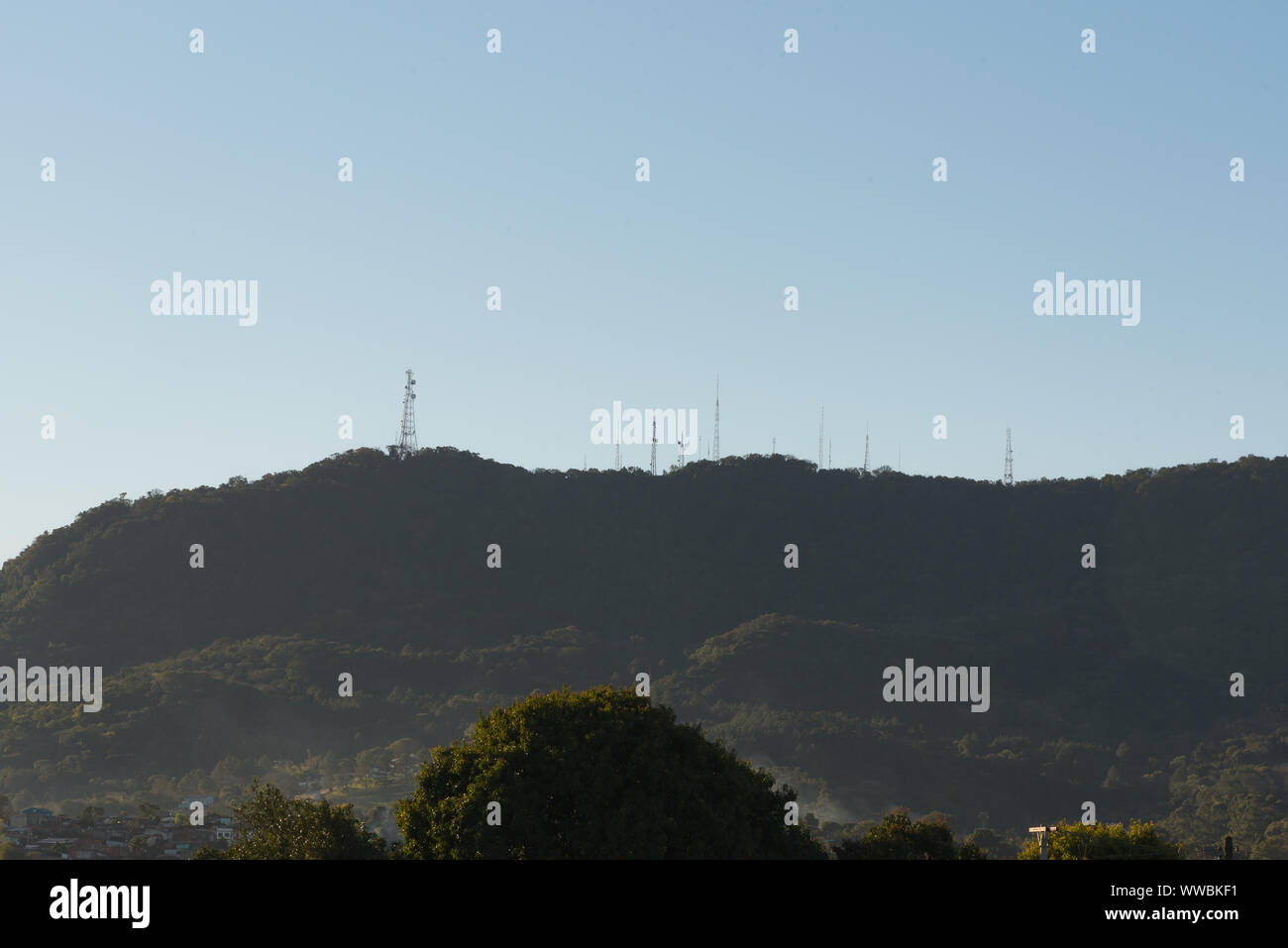 Morro das antenne, nella città di Santa Maria, RS, Brasile. Morro dove le antenne per telecomunicazioni di reti cellulari, la radio e la televisione sono Foto Stock