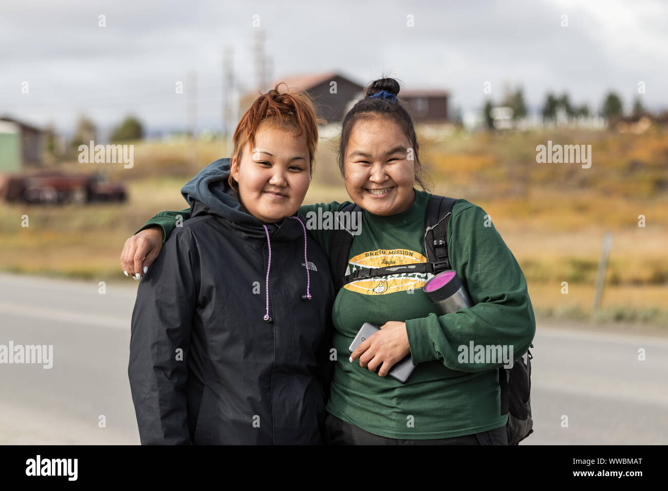 Ritratto di due nativi - inuit eschimesi donne cercando fotocamera, outdoors su Seppala Dr in Nome, Alaska. Foto Stock