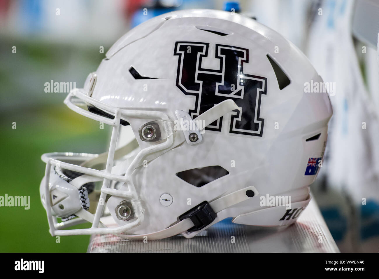 Houston, TX, Stati Uniti d'America. Xiii Sep, 2019. A Houston Cougars casco bianco nero con un logo UH siede sul banco durante il secondo trimestre di un NCAA Football gioco tra il Washington State Cougars e la Houston Cougars a NRG Stadium di Houston, TX. Trask Smith/CSM/Alamy Live News Foto Stock