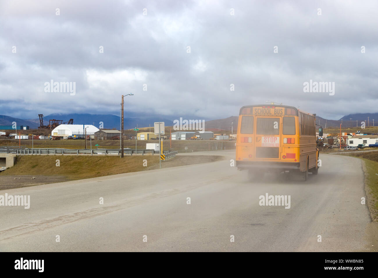 Uno specchietto di un arancione old school bus su Seppala Dr in Nome, Alaska. Foto Stock