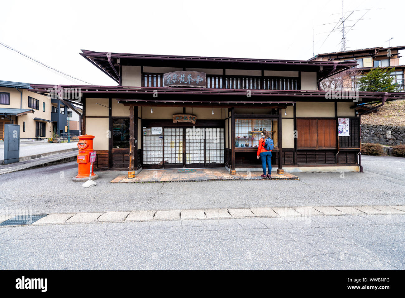 Takayama, Giappone - Aprile 7, 2019: giapponese città storica nella Prefettura di Gifu con tradizionale machiya casa in legno e il turista in piedi dal locale c Foto Stock