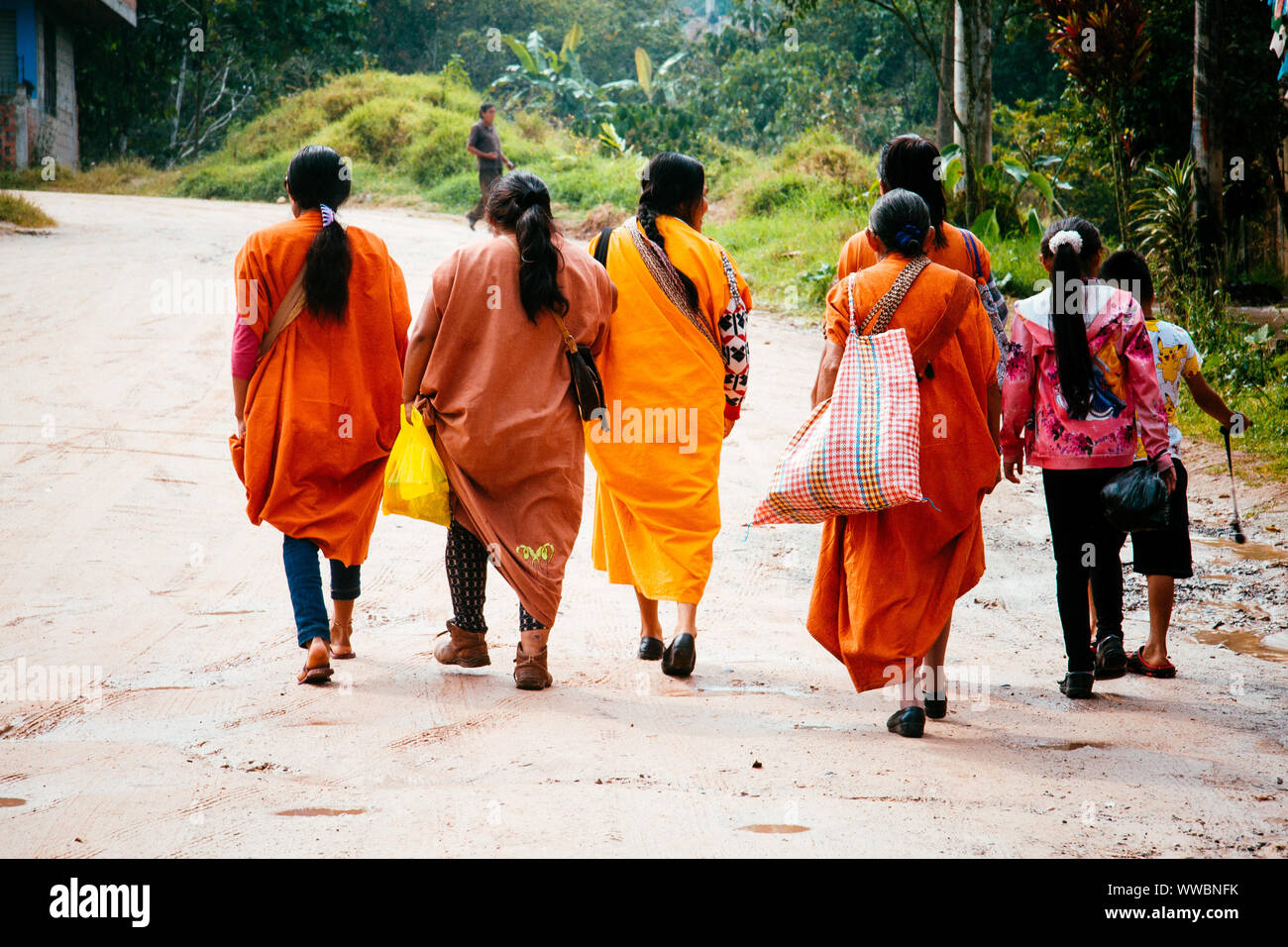 Un gruppo di donne indigene sono in corso per la prossima grande villaggio di vendere i loro ordinato. Foto Stock