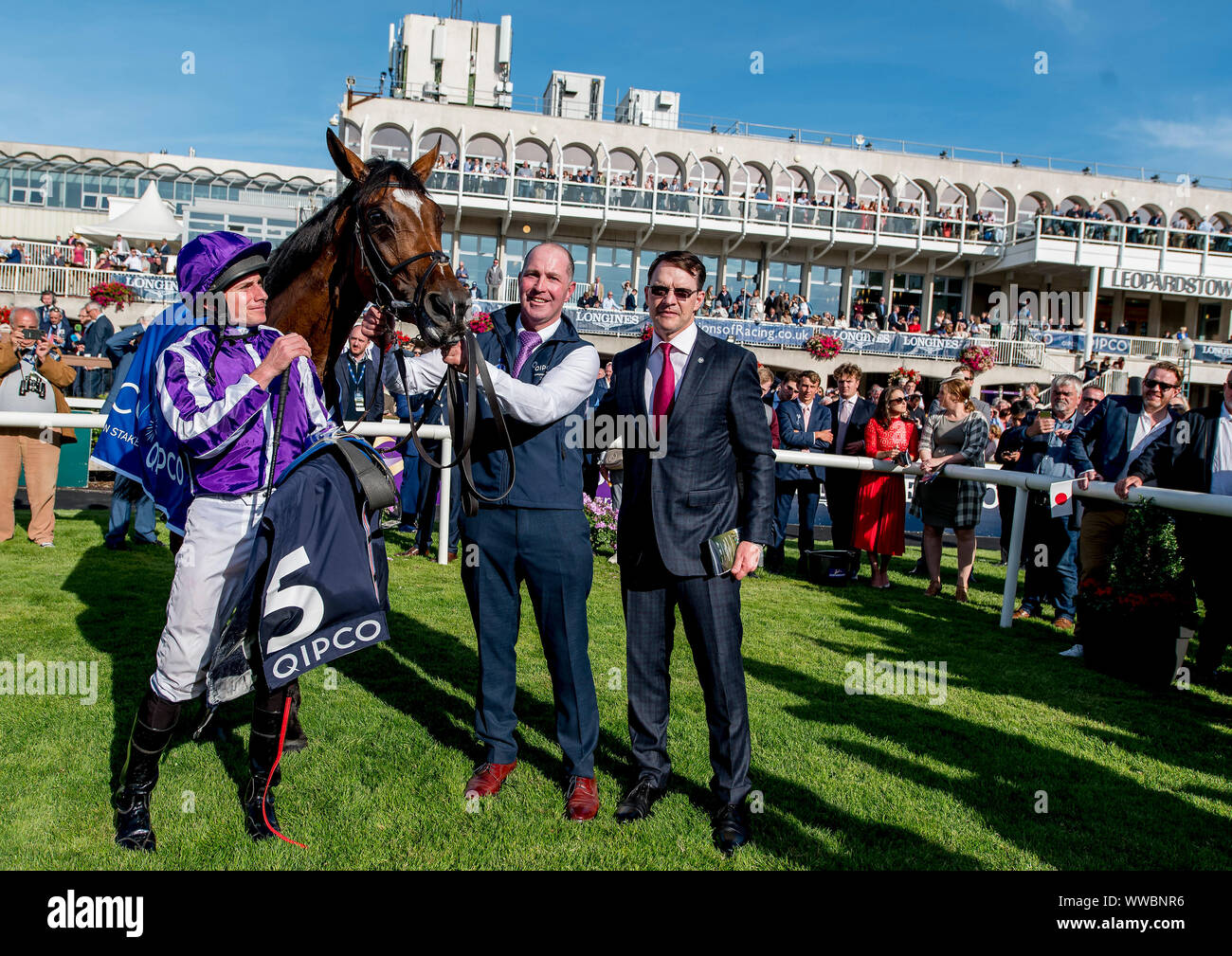 Dublino, Irlanda. Xiv Sep, 2019. 14 settembre 2019 : magica #5, nel cerchio winnerÕs con jockey Ryan Moore e il trainer Aidan OÕBrien dopo aver vinto il QIPCO campionessa irlandese picchetti durante l Irish Champions giorno del fine settimana uno a Leopardstown Racecourse a Dublino, Irlanda. Scott Serio/Eclipse Sportswire/CSM/Alamy Live News Foto Stock