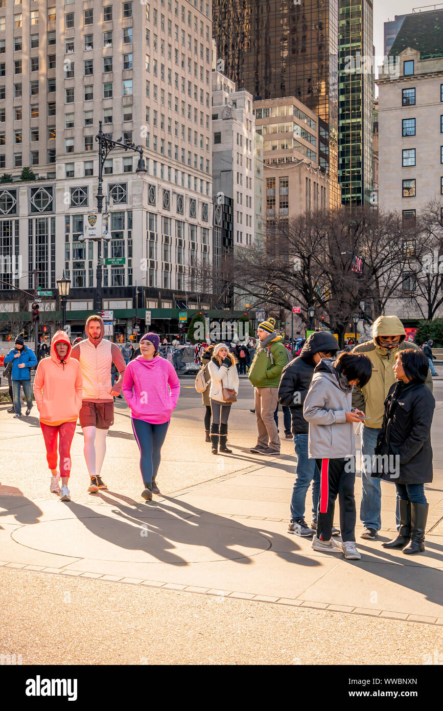 New York City, NY, STATI UNITI D'AMERICA - Dicembre 2018 - giornata di sole con i turisti e la strada a scattare foto e a piedi a Grand Army Plaza Manhattan. Foto Stock