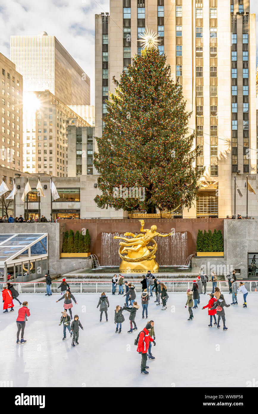 New York City, NY, STATI UNITI D'AMERICA - Dicembre 25th, 2018 - La mattina di Natale presso la splendida pista di pattinaggio su ghiaccio decorato con il grande albero di Natale a Rockefel Foto Stock