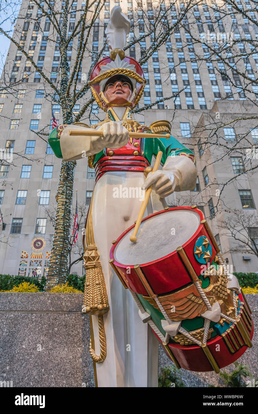 New York City, NY, STATI UNITI D'AMERICA - Dicembre 25th, 2018 - enorme e coloratissimo soldatino decorare il Natale al Rockefeller Center di Manhattan. Foto Stock