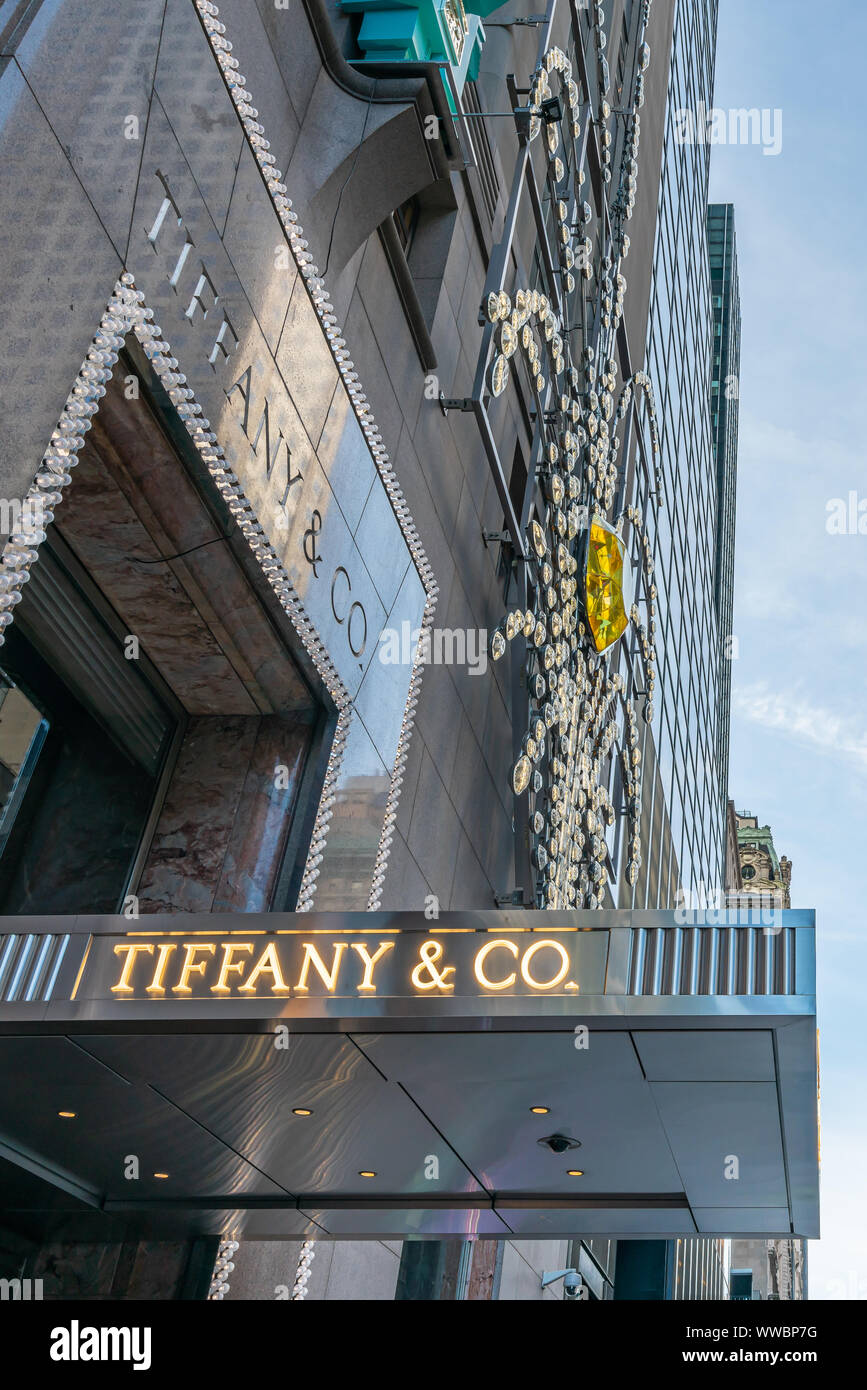 New York City, NY, STATI UNITI D'AMERICA - Dicembre 2018 - Tiffany, l'iconico di lusso rivenditore americano noto per gioielli di Fifth Avenue. Famoso per il filmato Br Foto Stock