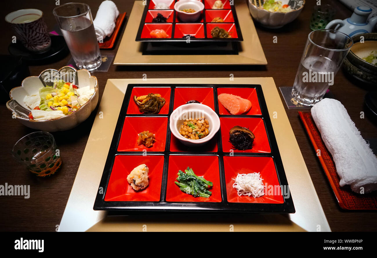 Giapponese tradizionale prima colazione in un ryokan, stile kaiseki, Yamanashi, Giappone Foto Stock
