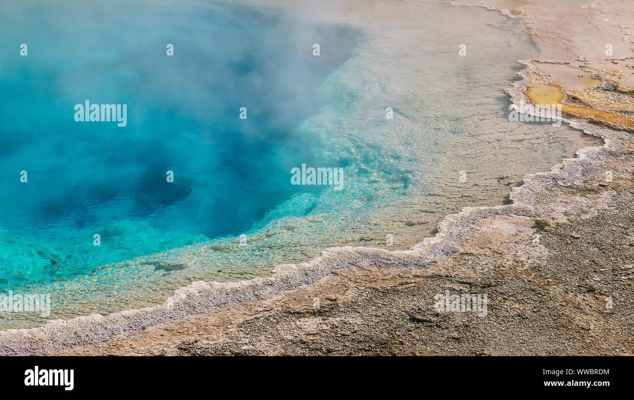 Una vista ravvicinata di una fumante turchese hot spring pool e la crosta ruvida che circonda i suoi bordi. Silex molla inferiore a Geyser Basin, Yellowstone N.P Foto Stock