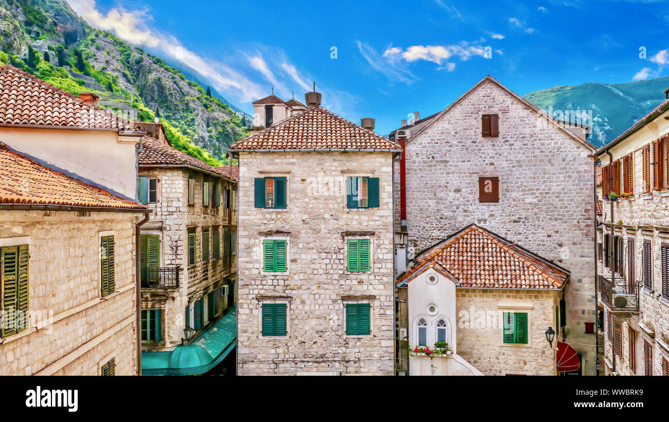 Il pittoresco, pittoresco stile architettonico della città vecchia di Kotor, Montenegro, con tradizionali edifici in pietra e dipinto di finestre con persiane. Foto Stock