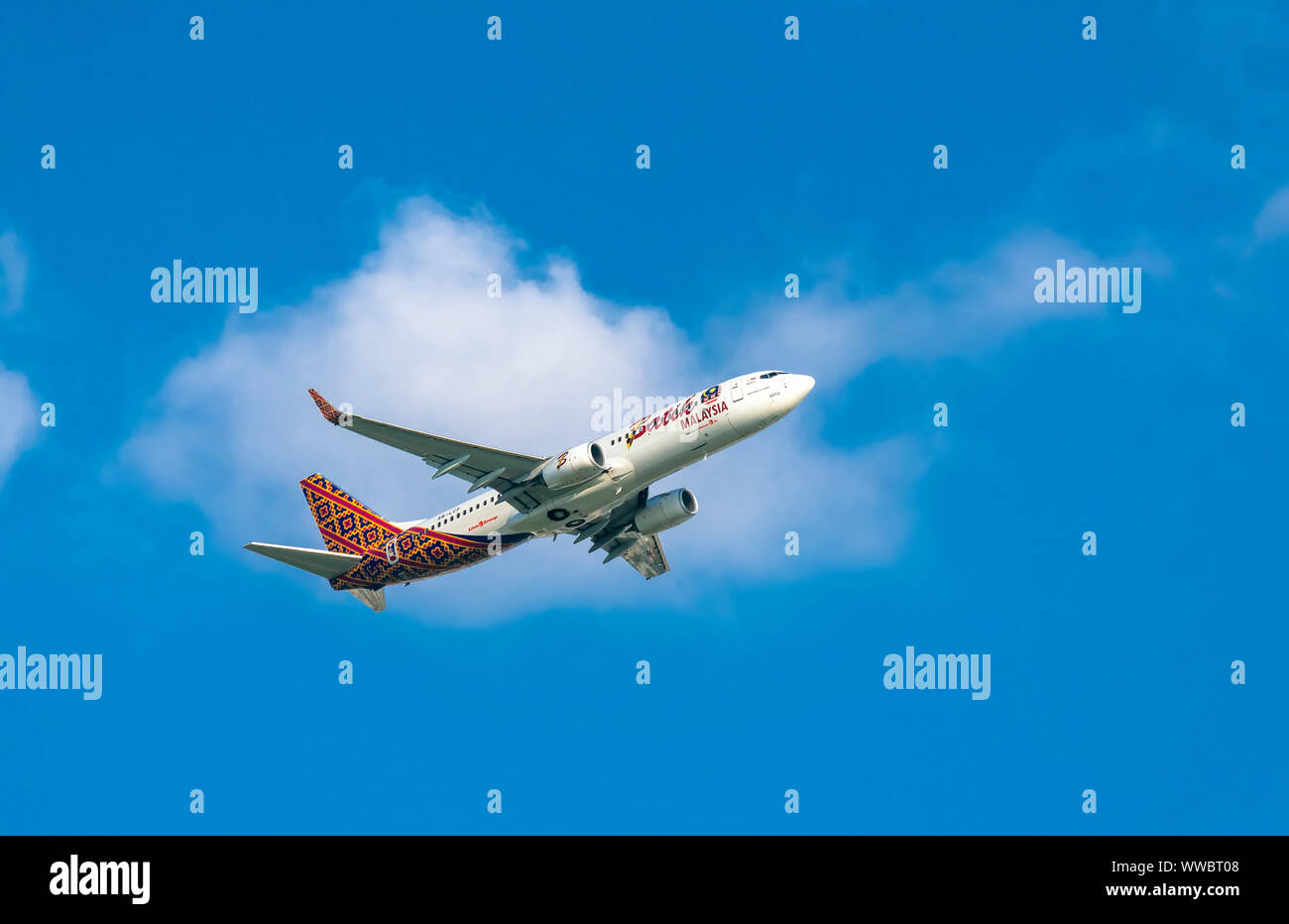 Aereo Boeing 737 di aria di Batik Malaysia volando attraverso il cielo preparare per l'atterraggio all'Aeroporto Internazionale Tan Son Nhat di Ho Chi Minh City, Vietnam Foto Stock