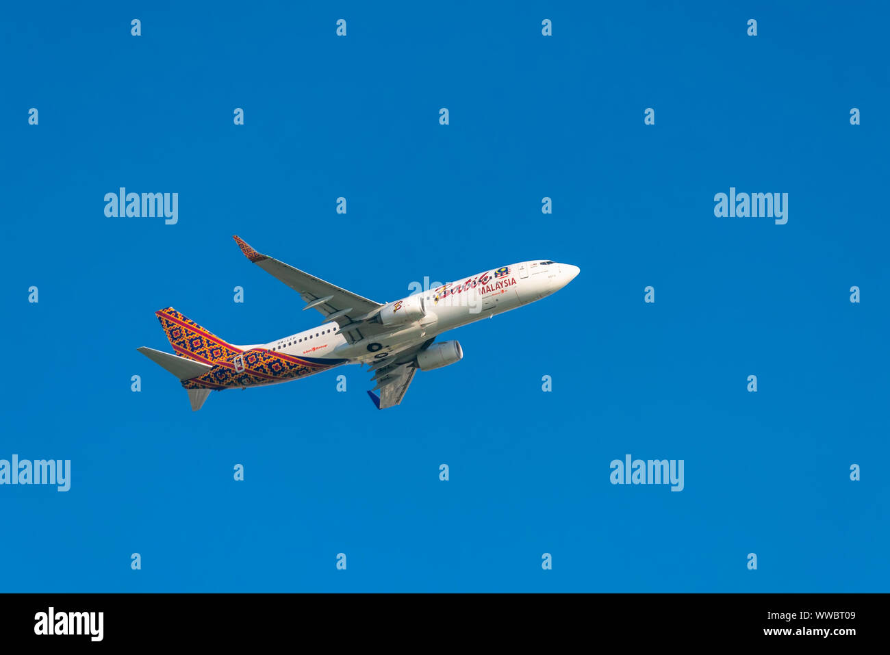 Aereo Boeing 737 di aria di Batik Malaysia volando attraverso il cielo preparare per l'atterraggio all'Aeroporto Internazionale Tan Son Nhat di Ho Chi Minh City, Vietnam Foto Stock