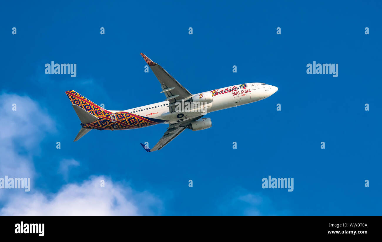 Aereo Boeing 737 di aria di Batik Malaysia volando attraverso il cielo preparare per l'atterraggio all'Aeroporto Internazionale Tan Son Nhat di Ho Chi Minh City, Vietnam Foto Stock