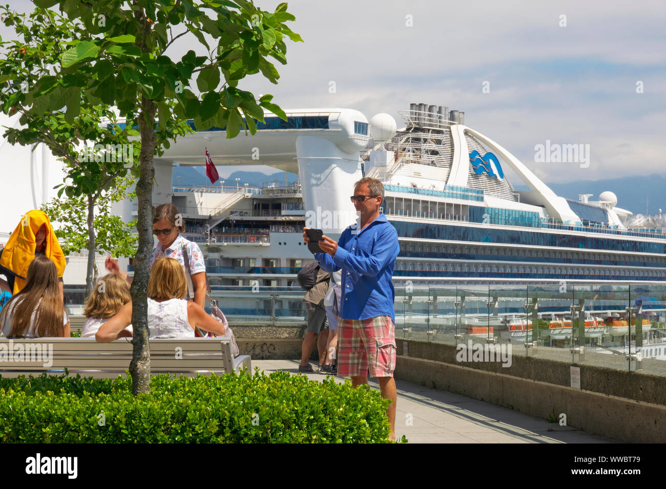 Gruppo di famiglia con la nave da crociera Golden Princess Londra' in background al Canada Place, Vancouver, B. C., Canada. Giugno 15, 2019 Foto Stock