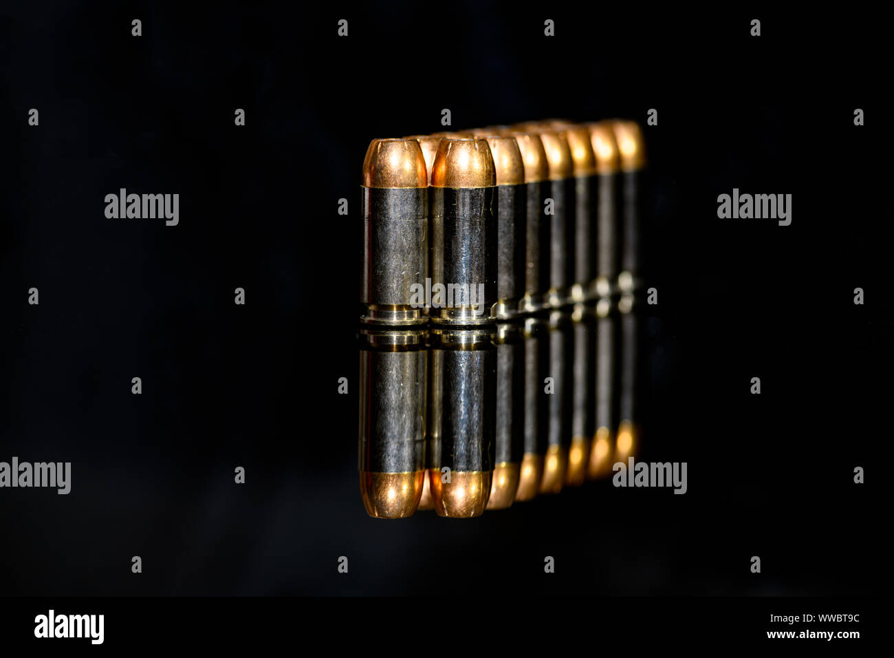 40 calibro punto cava munizioni su sfondo nero Foto Stock