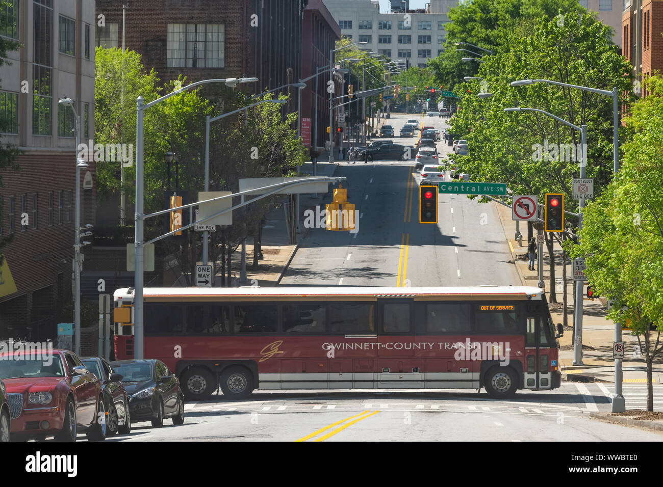 Atlanta, Stati Uniti d'America - 20 Aprile 2018: trasporto pubblico autobus di Gwinnett County transit authority attraversamento intersezione di Central Avenue nel centro cittadino di G Foto Stock