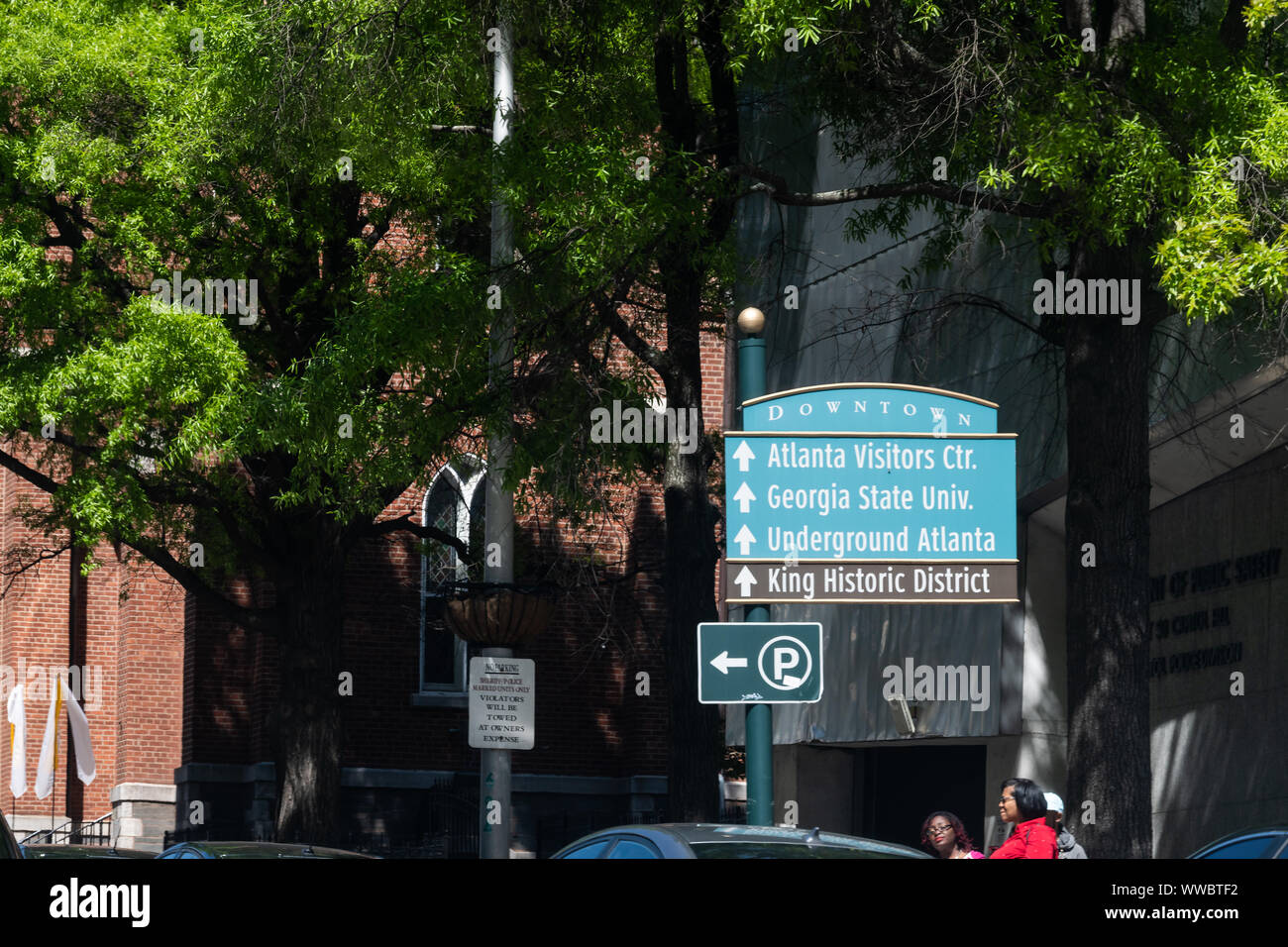 Atlanta, Stati Uniti d'America - 20 Aprile 2018: Direzione segno frecce al Centro Visitatori, Georgia State University e la Metropolitana di Atlanta wth re Distrcit storico mi Foto Stock