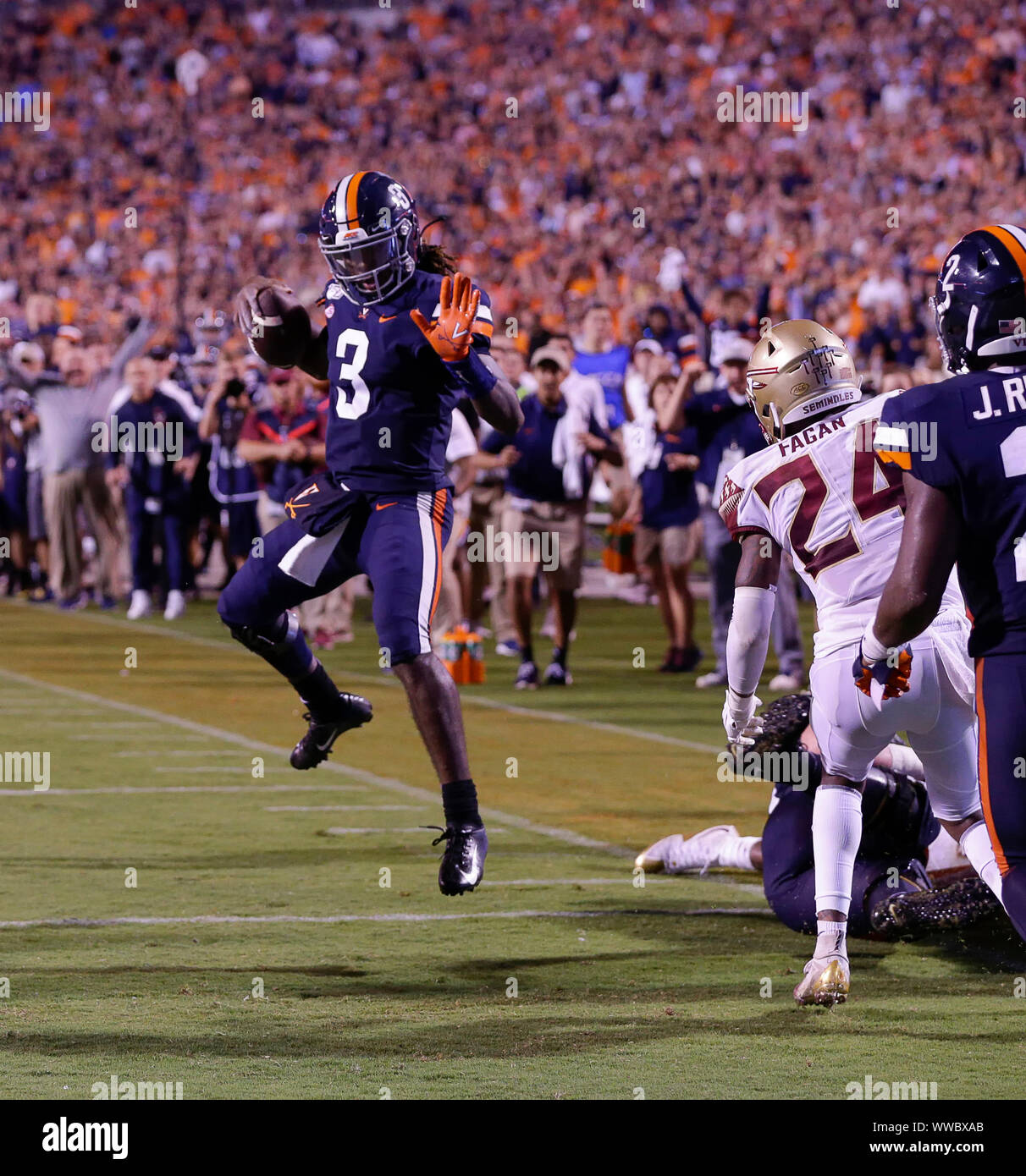 Charlottesville, Virginia, Stati Uniti d'America. Xiv Sep, 2019. Virginia Cavaliers QB #3 Bryce danze Perkins nella zona di estremità per una conversione da due punti durante il NCAA Football gioco tra l'Università della Virginia Cavaliers e stato della Florida Seminoles a Scott Stadium di Charlottesville, Virginia. Justin Cooper/CSM/Alamy Live News Foto Stock