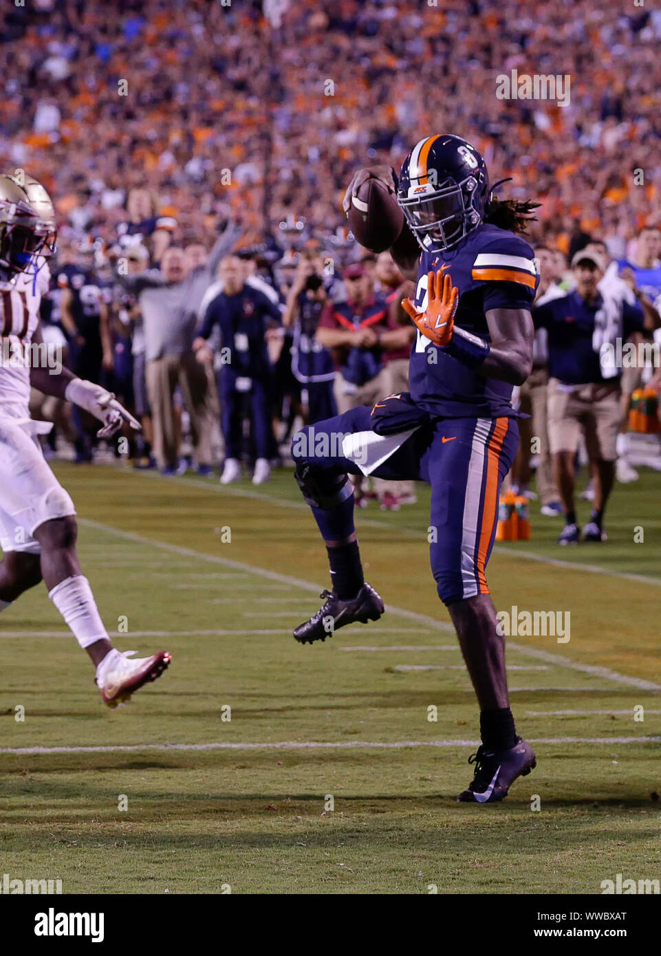 Charlottesville, Virginia, Stati Uniti d'America. Xiv Sep, 2019. Virginia Cavaliers QB #3 Bryce danze Perkins nella zona di estremità per una conversione da due punti durante il NCAA Football gioco tra l'Università della Virginia Cavaliers e stato della Florida Seminoles a Scott Stadium di Charlottesville, Virginia. Justin Cooper/CSM/Alamy Live News Foto Stock