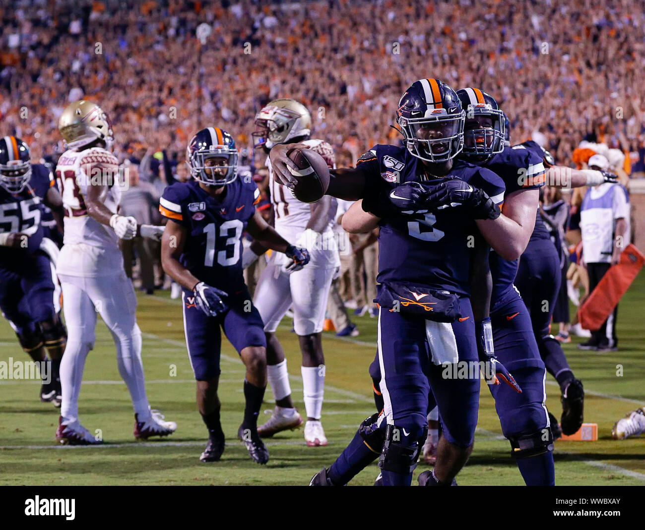 Charlottesville, Virginia, Stati Uniti d'America. Xiv Sep, 2019. Virginia Cavaliers QB #3 Bryce Perkins celebra la sua conversione da due punti eseguire durante il NCAA Football gioco tra l'Università della Virginia Cavaliers e stato della Florida Seminoles a Scott Stadium di Charlottesville, Virginia. Justin Cooper/CSM/Alamy Live News Foto Stock
