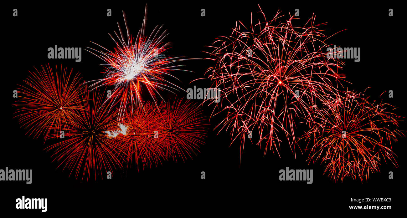 Bella coloratissimi fuochi d'artificio sul mare spiaggia, incredibile vacanza fuochi d'artificio parte contraente o da qualsiasi evento di celebrazione nel cielo scuro. Foto Stock