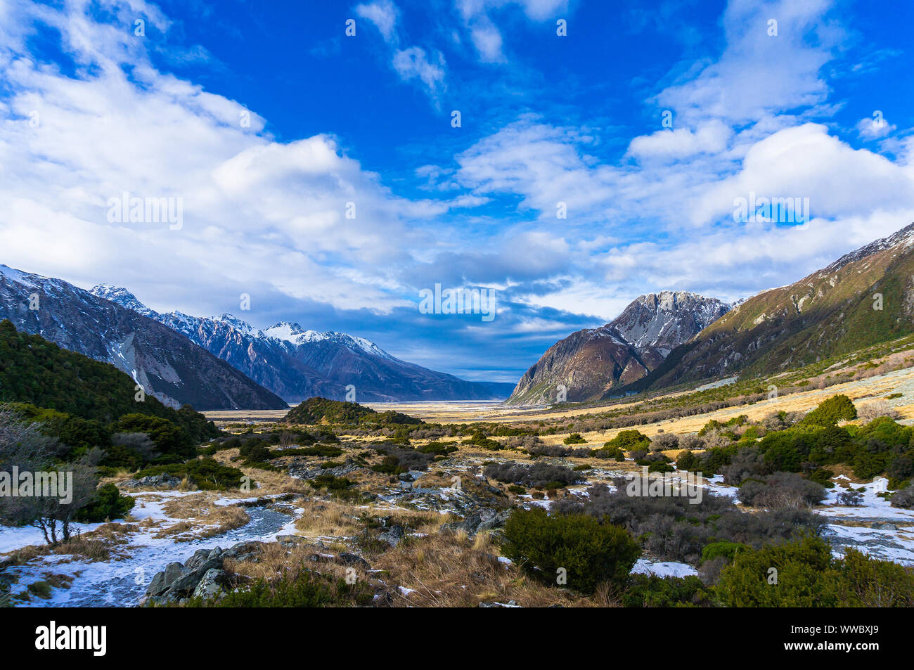 In inverno il paesaggio di montagna. Tasman valley in inverno con montagne coperte di neve e cielo blu. Inverno bellissimo paesaggio di montagna. Foto Stock