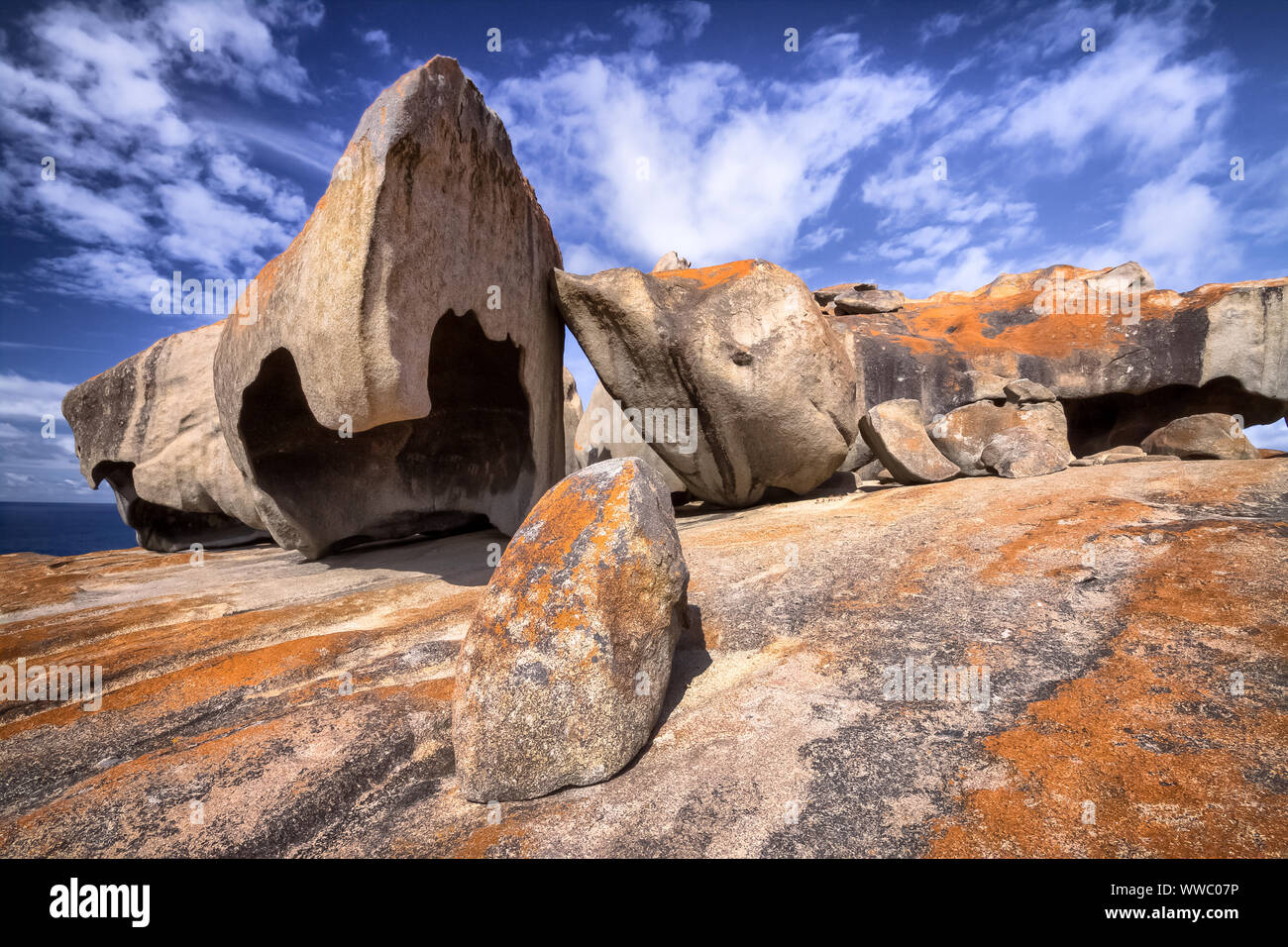 Remarkable Rocks con bianco e blu cielo, imponente punto di riferimento su Kangaroo Island, Sud Australia Foto Stock