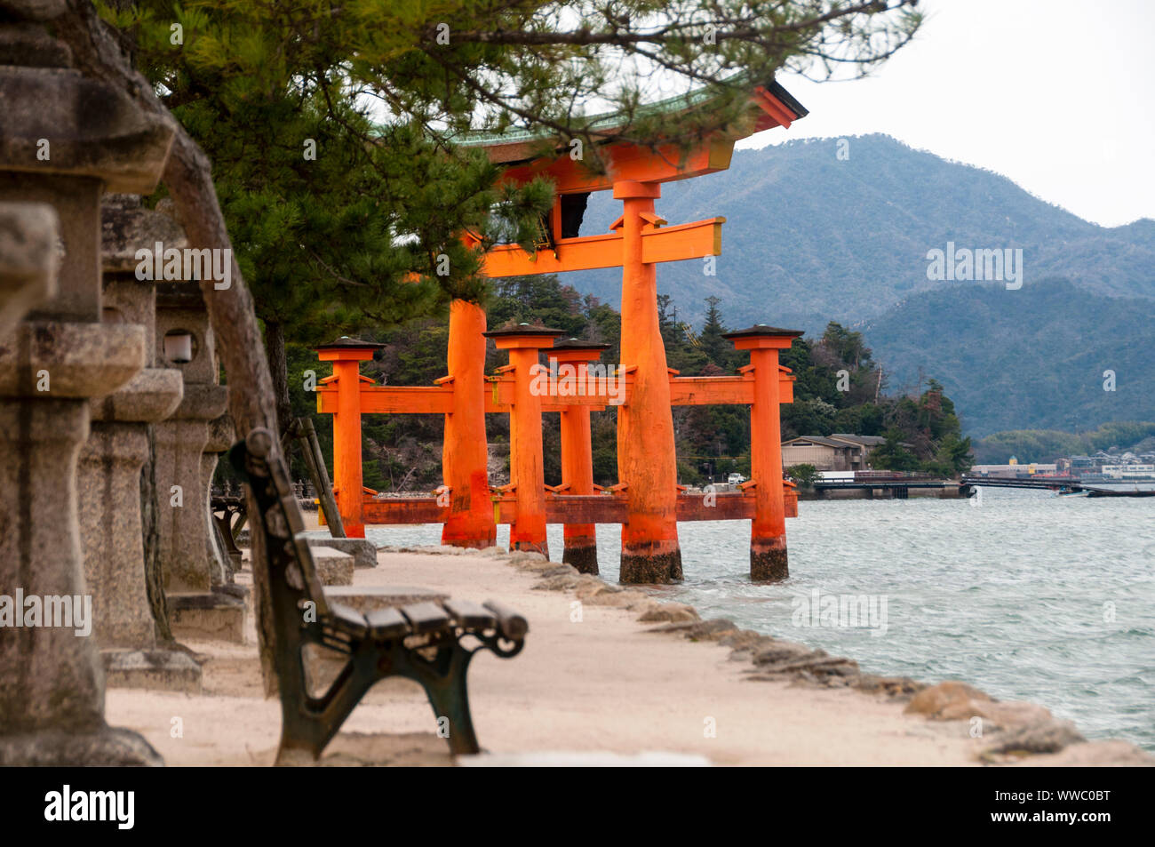 La porta torii del Santuario di Itsukushima sull'isola di Miyajima è un cancello galleggiante torii che intreccia architettura giapponese e natura. Foto Stock