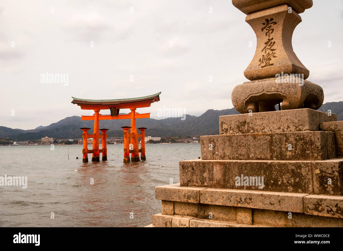 La grande porta Torii sull'isola di Miyajima in Giappone galleggiante torii. Foto Stock