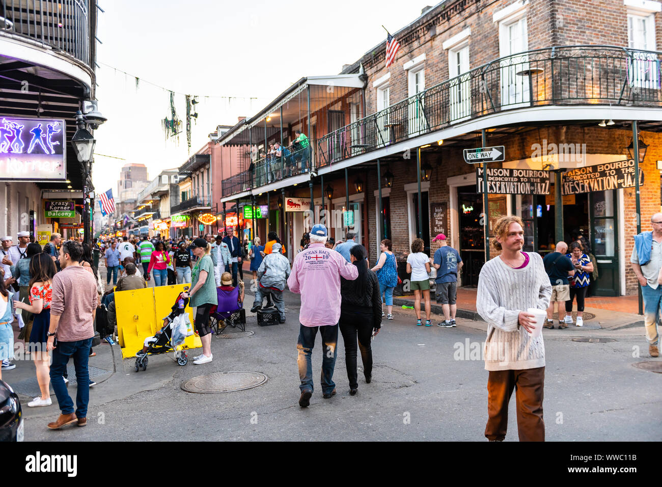 New Orleans, Stati Uniti d'America - 22 Aprile 2018: il centro città vecchia Bourbon Street, Città della Louisiana con la gente che camminava a bere birra in tazze su strada in evenin Foto Stock