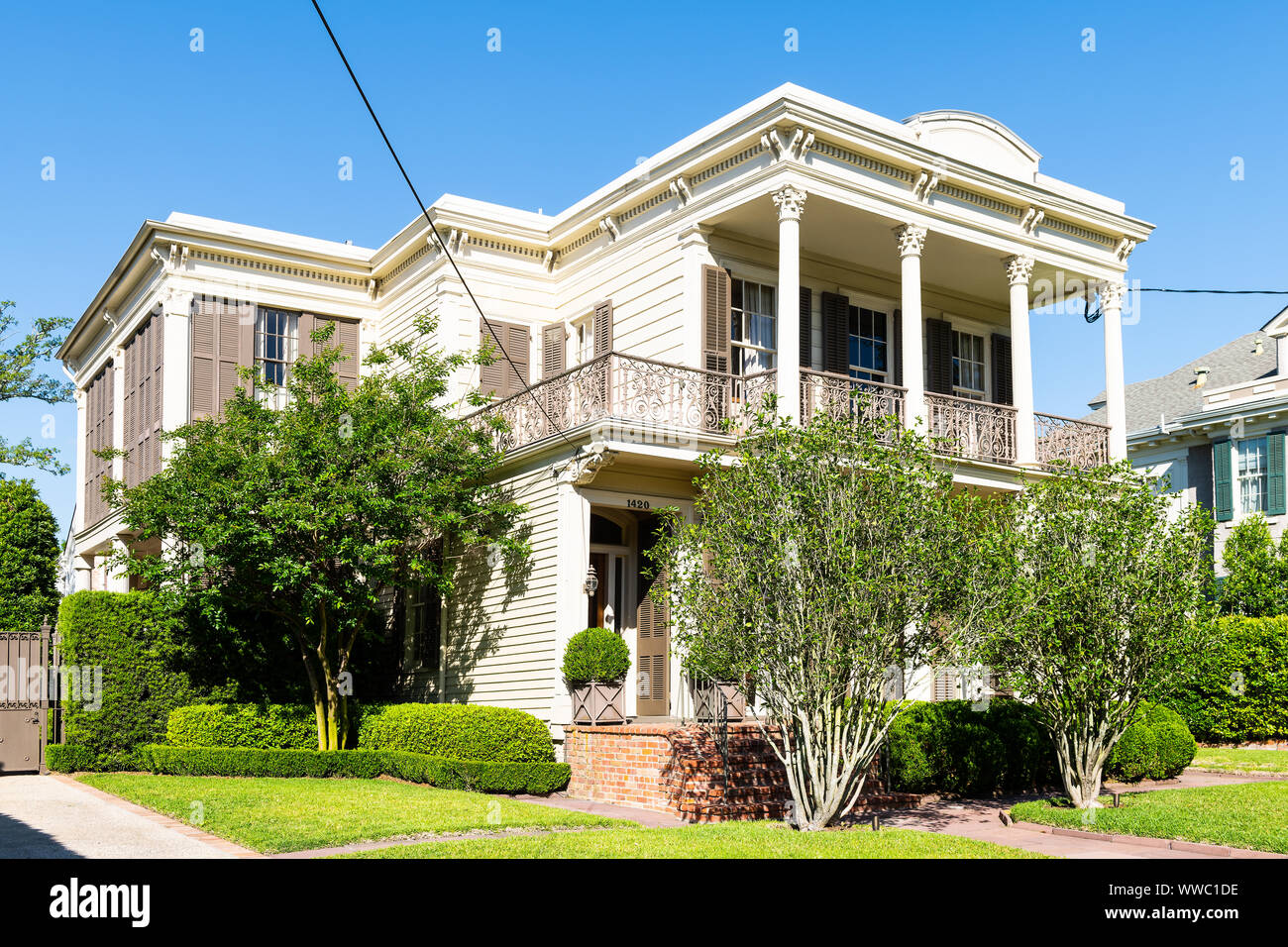 New Orleans, Stati Uniti d'America - 23 Aprile 2018: la vecchia strada giardino storico distretto in Louisiana famosa città di città con piccole casette di legno immobiliare casa storica con Foto Stock