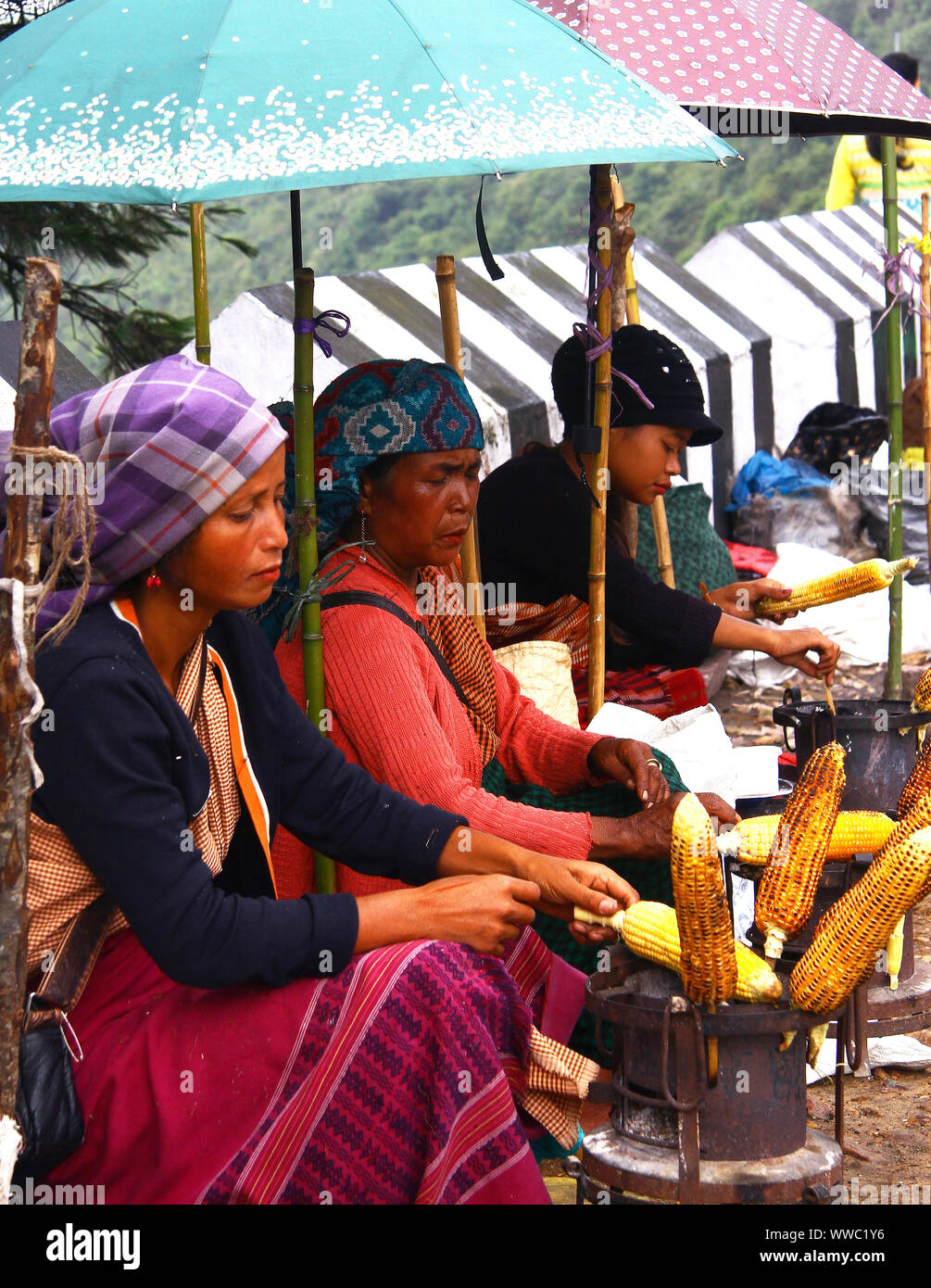 Khasi donne facendo loro faccende quotidiane per le loro condizioni di vita Foto Stock