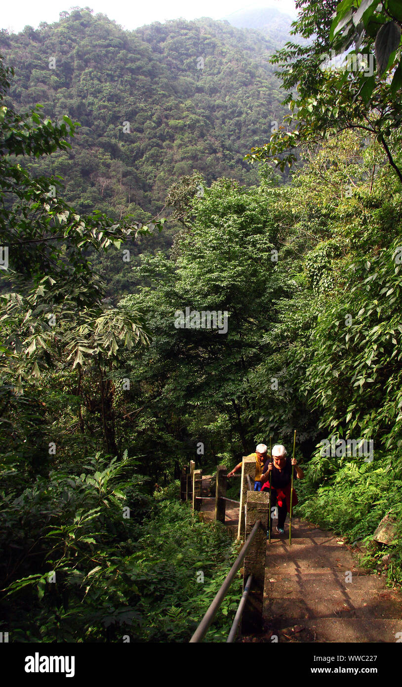 Un giovane facendo il faticoso Nongriat trek di double decker ponte in prossimità di Cherrapunjee Foto Stock