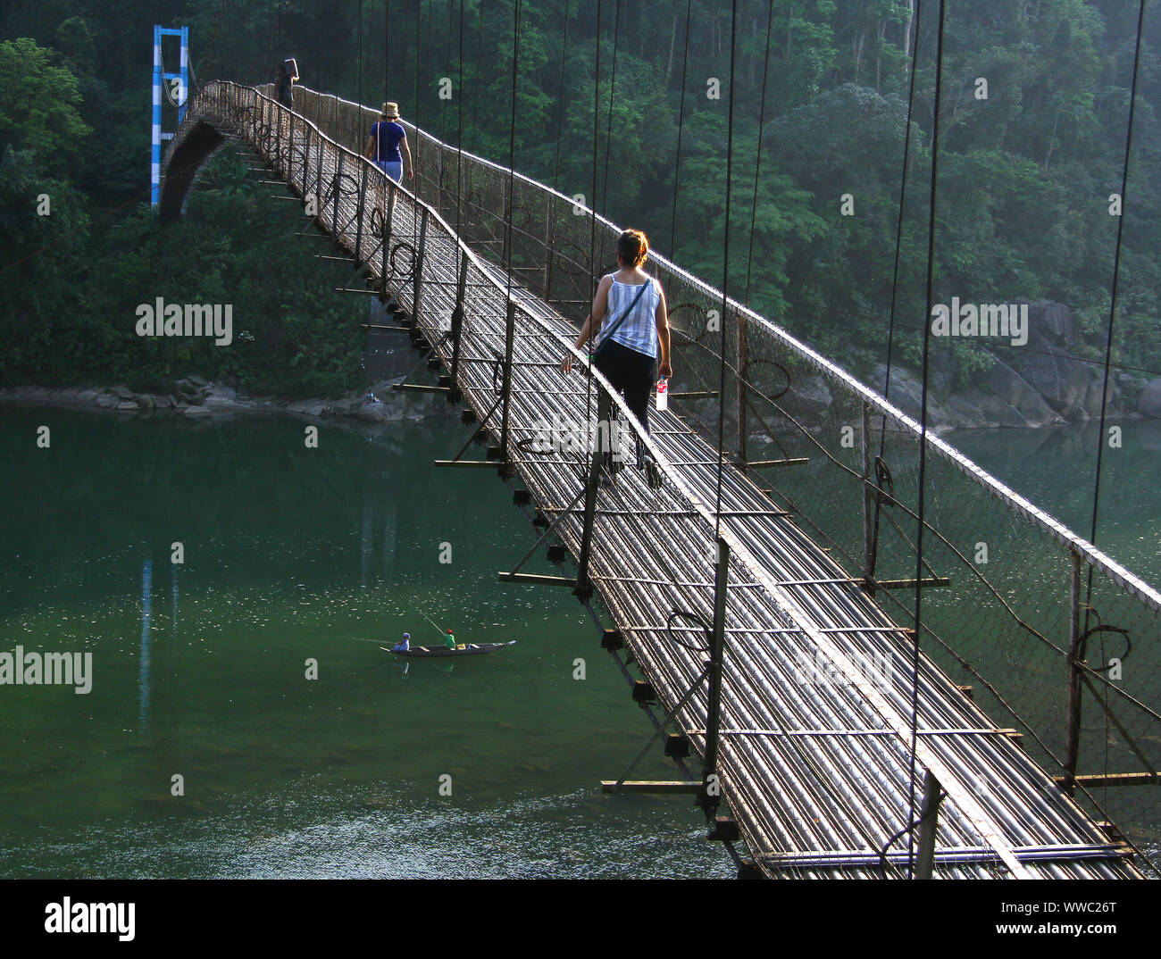Ponte Metallico passando sul fiume Umngot camp Foto Stock