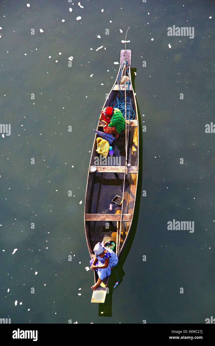 Barche colorate lungo il fiume Dawki Foto Stock