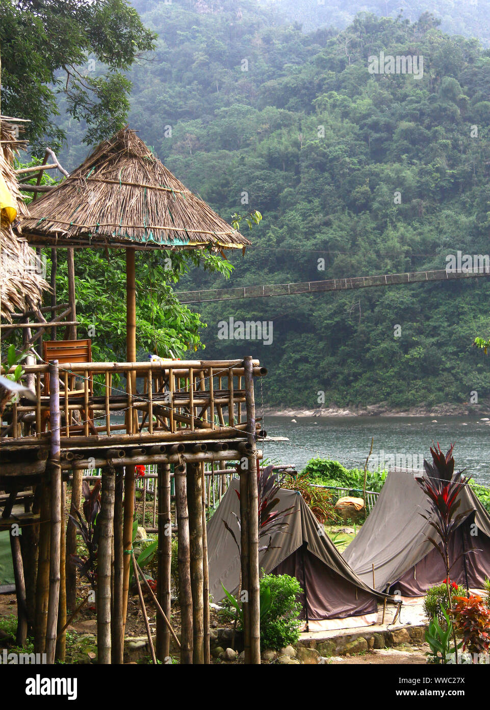 River accampamento lungo il fiume Umngot a Shnonpden Foto Stock