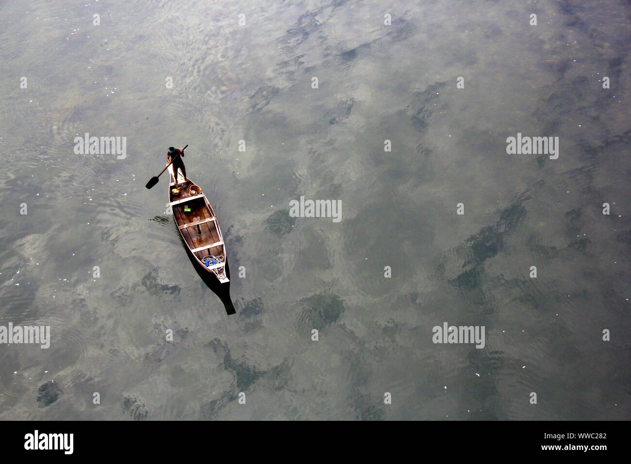 Pescatore Soliatary la pesca per le sue esigenze quotidiane Foto Stock