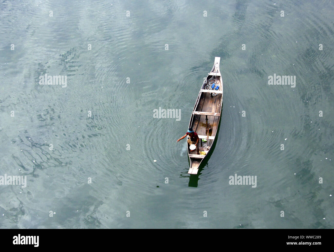 Pescatore Soliatary la pesca per le sue esigenze quotidiane Foto Stock