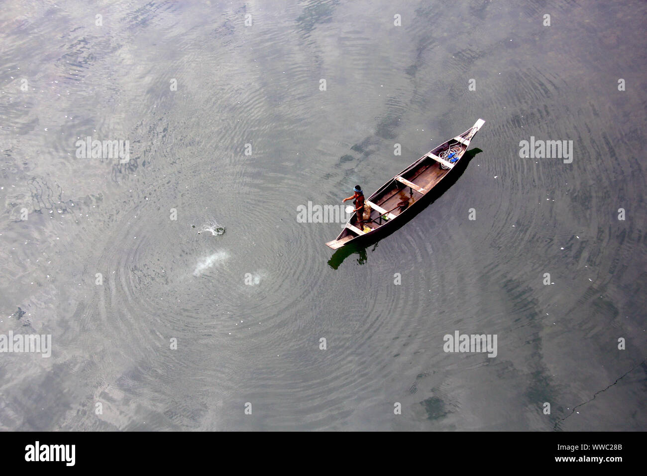 Pescatore Soliatary la pesca per le sue esigenze quotidiane Foto Stock