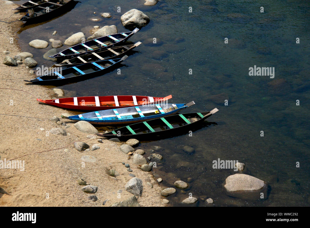 Barche colorate lungo il fiume Dawki Foto Stock