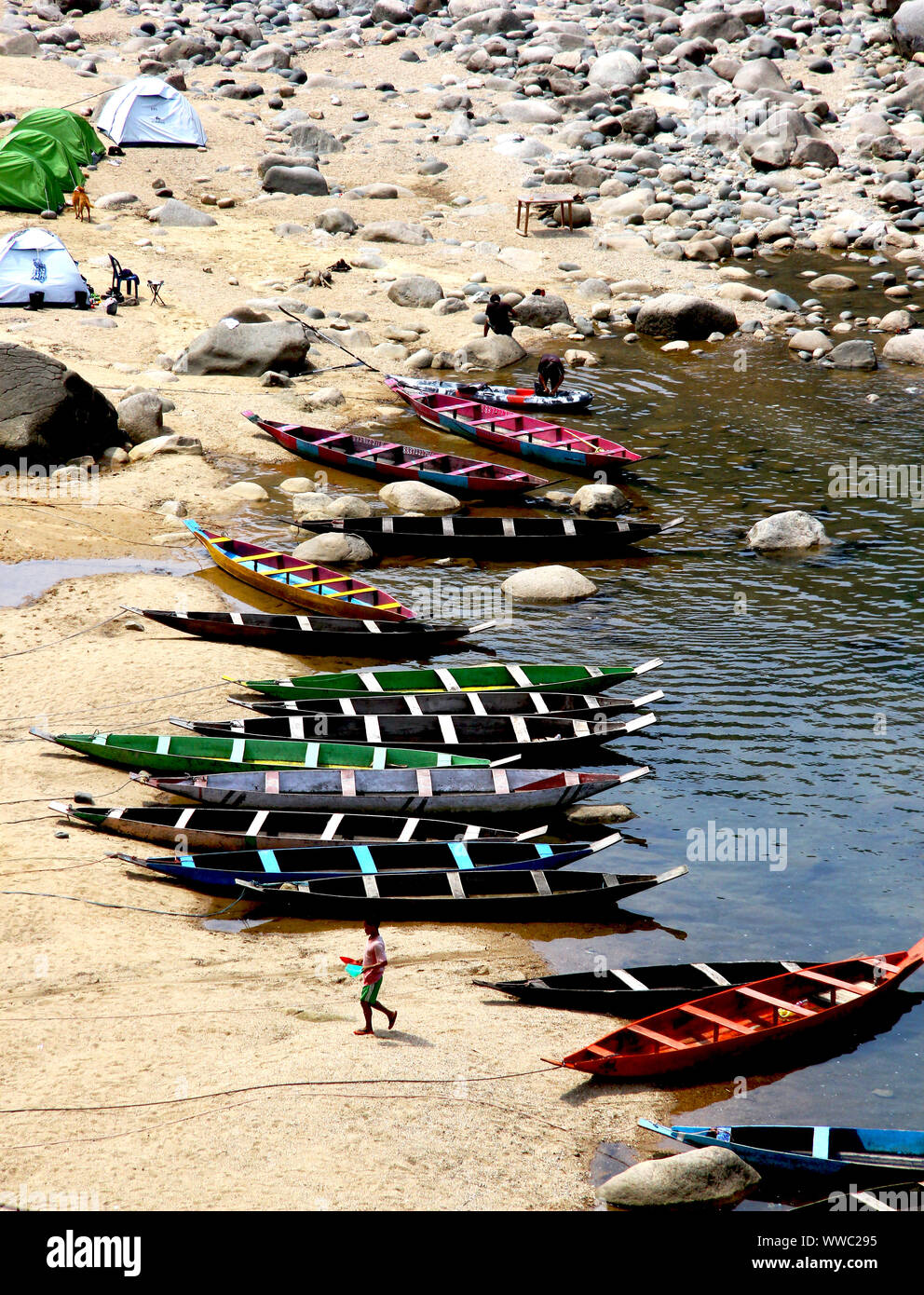 Barche colorate lungo il fiume Dawki Foto Stock