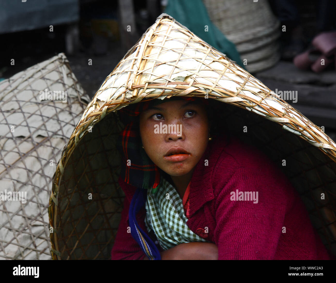 Khasi donne facendo loro faccende quotidiane per le loro condizioni di vita Foto Stock